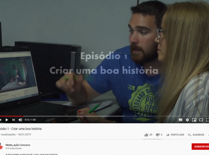 duas pessoas e trabalhar num computador e a analisarem em conjunto um video