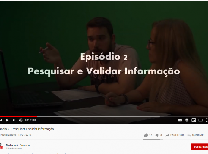 Duas pessoas sentadas numa secretária a debaterem um assunto